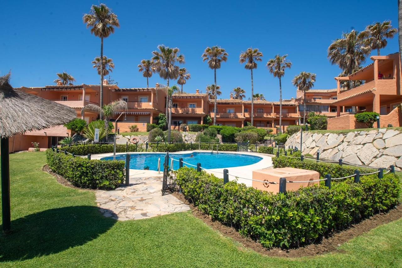 Fantastic Beachfront Apartment Estepona Dış mekan fotoğraf