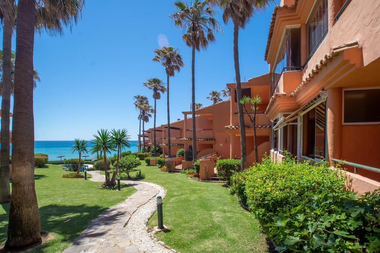 Fantastic Beachfront Apartment Estepona Dış mekan fotoğraf