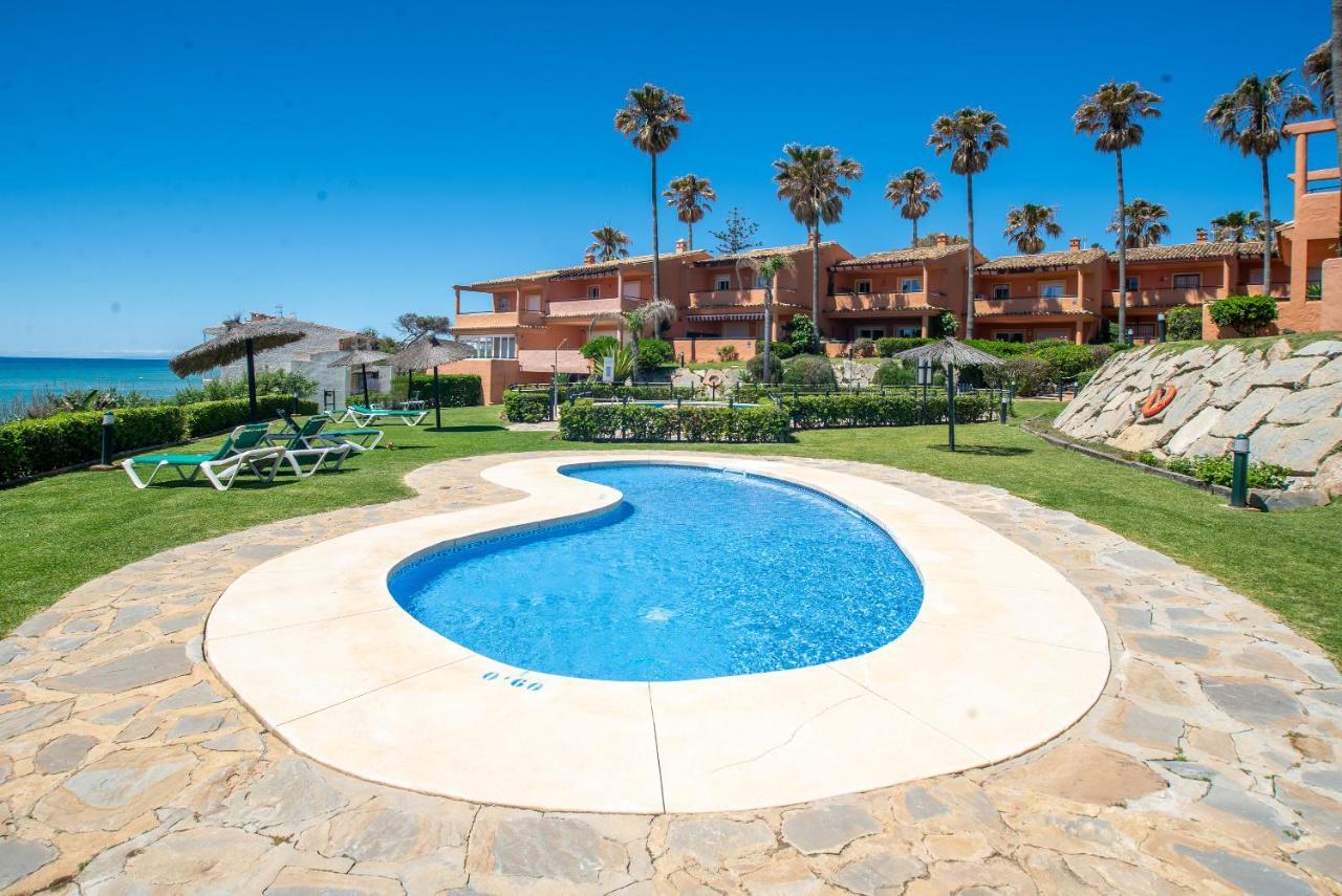 Fantastic Beachfront Apartment Estepona Dış mekan fotoğraf